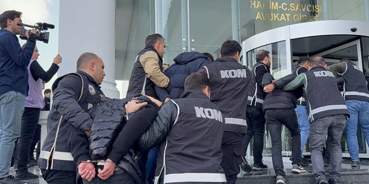 İşletmeleri haraca bağlamaya çalışan 7 kişi hakim karşısında