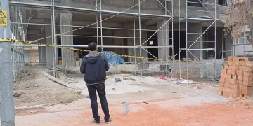 4’üncü kattan düşen inşaat işçisi ağır yaralandı