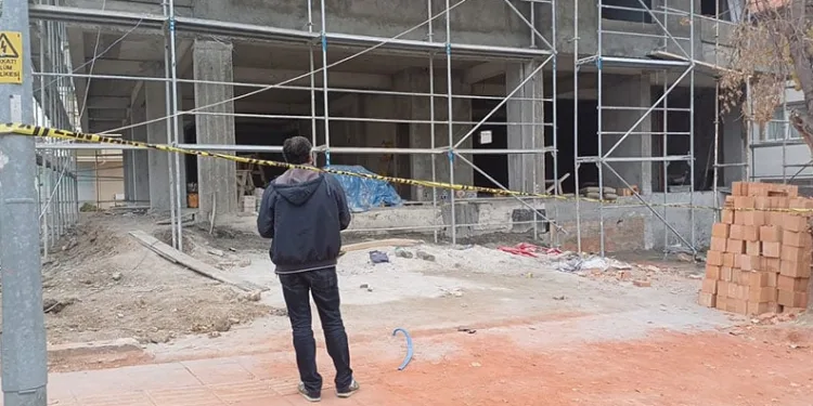 4’üncü kattan düşen inşaat işçisi ağır yaralandı