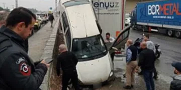 Otomobil TIR’ın dorsesine asılı kaldı