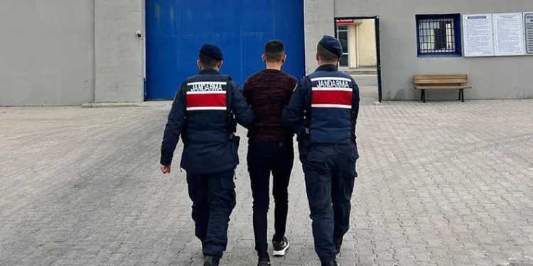 6 yıl 8 ay hapis cezasıyla aranan şahsı jandarma yakaladı