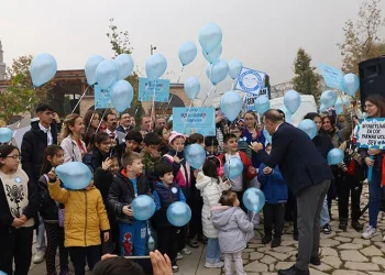 Diyabete dikkat çekmek için mavi balonlar gökyüzüne bırakıldı