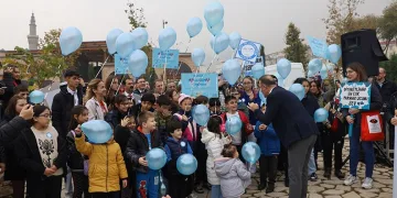Diyabete dikkat çekmek için mavi balonlar gökyüzüne bırakıldı