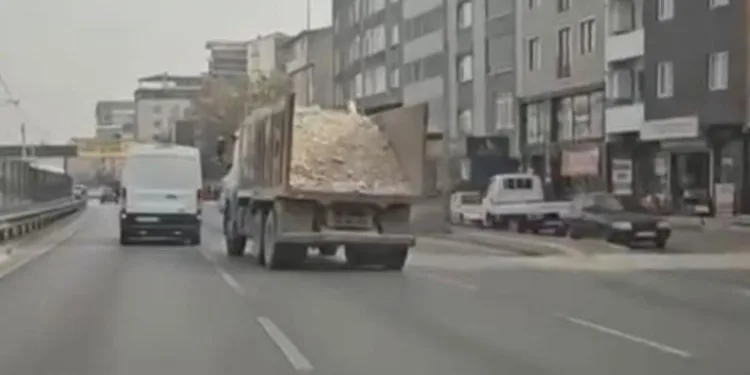 Moloz yüklü tehlike saçan kamyon sürücüsüne ceza yağdı
