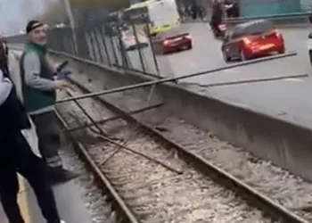 Bursa’da kamyondan düşen demirler metro seferlerini aksattı