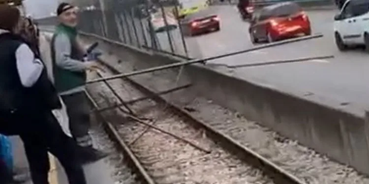 Bursa’da kamyondan düşen demirler metro seferlerini aksattı