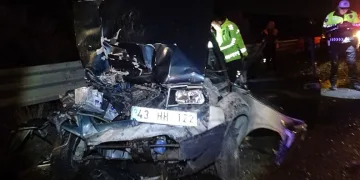 Kütahya’da otomobil ile iş makinası çarpıştı: 1 ölü, 4 yaralı