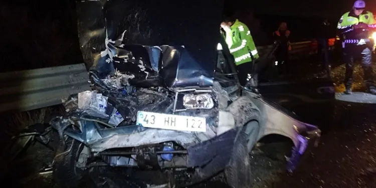 Kütahya’da otomobil ile iş makinası çarpıştı: 1 ölü, 4 yaralı