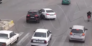Dikkatsizlik ve hız kazaya neden oldu: O anlar kamerada