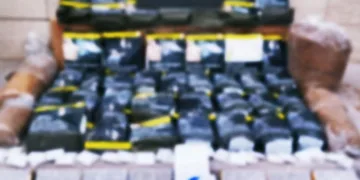 Polis kaçak makaron ve cep telefonu aksesuarı ele geçirdi