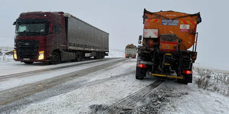Ardahan’da araçlar buzlanma nedeniyle yolda kaldı