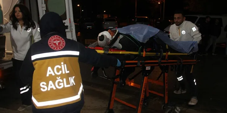 Kazaya yardım için durdu, otomobilin çarpması sonucu yaralandı