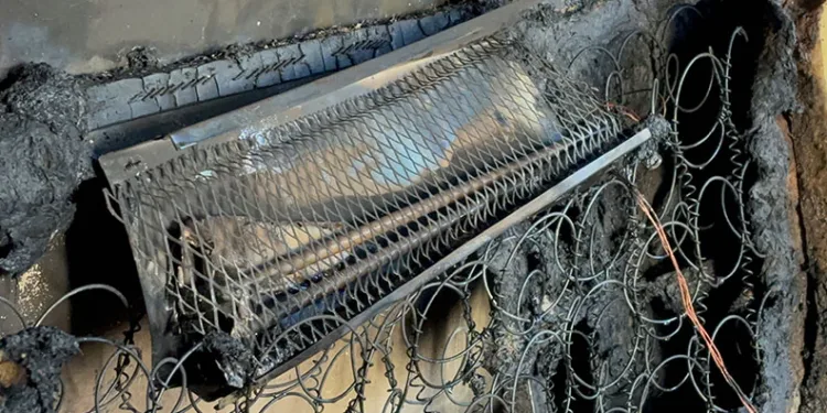 Elektrikli soba, evi yaktı