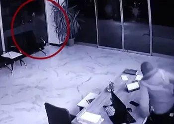 AK Parti binasına taşlı saldırı