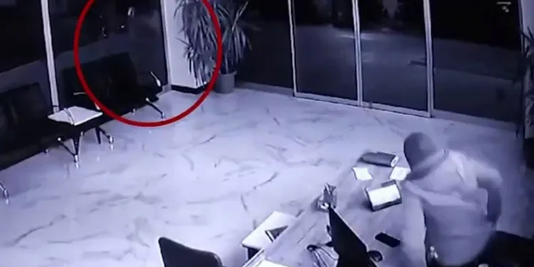 AK Parti binasına taşlı saldırı