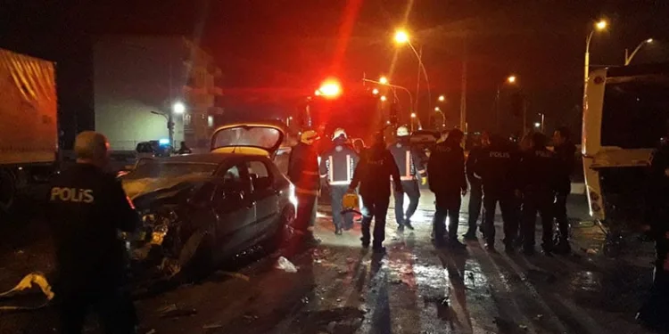 Halk otobüsü ile otomobil çarpıştı: 1 ölü