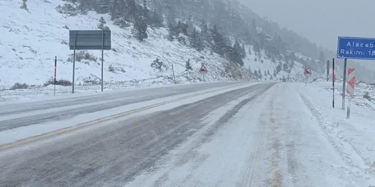 Antalya’da mevsimin ilk karı düştü