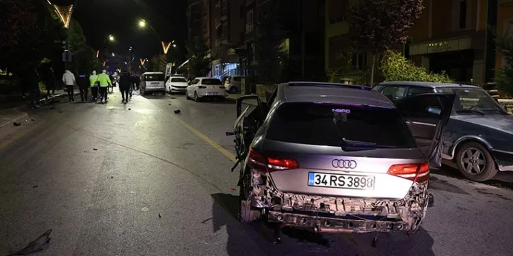 Alkollü sürücü 4 araca çarparak durabildi