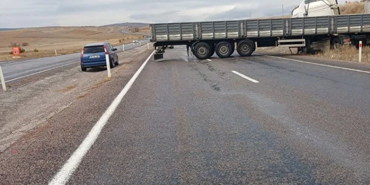 Yoldan çıkan tır trafiği kapadı