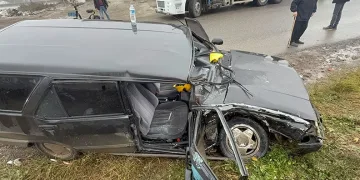 Otomobil kağıt gibi ezildi: 4 yaralı