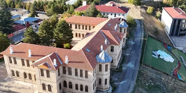 108 yıllık lisenin duvarları tarih kokuyor
