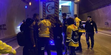 TEM’de iki yolcu otobüsü ve tır kazaya karıştı: 14 yaralı