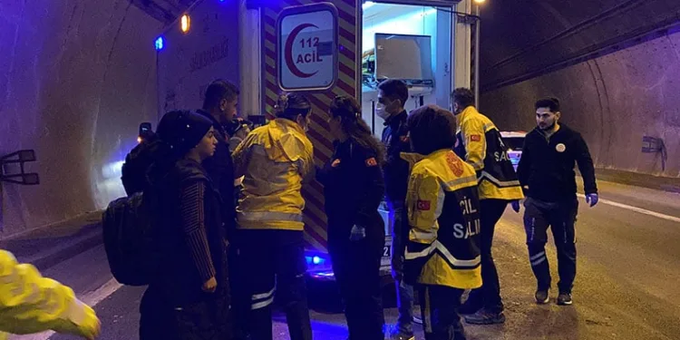 TEM’de iki yolcu otobüsü ve tır kazaya karıştı: 14 yaralı