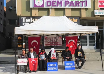 Muş’ta ailelerin evlat nöbeti sürüyor