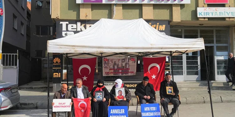Muş’ta ailelerin evlat nöbeti sürüyor