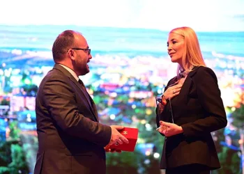 DOSABSİAD Başkanı Nilüfer Çevikel’e anlamlı ödül