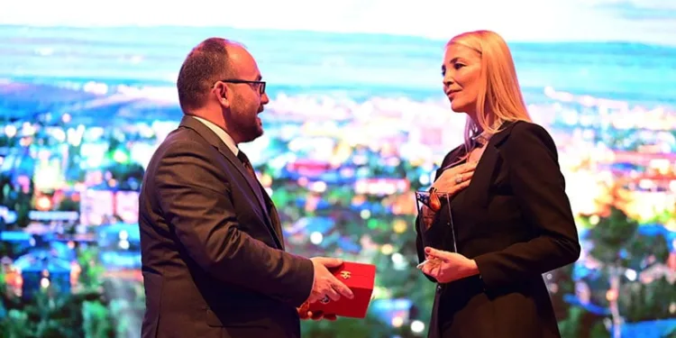 DOSABSİAD Başkanı Nilüfer Çevikel’e anlamlı ödül