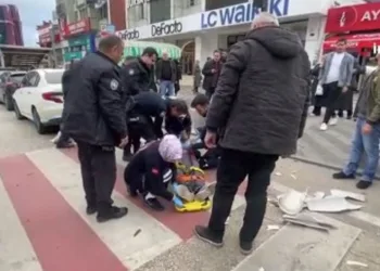 Lodosta çatıdan kopan boru adamın kafasına düştü