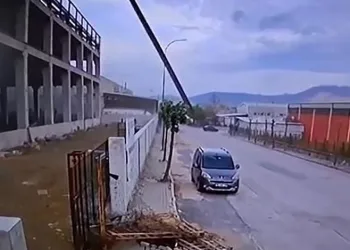 Bursa’da rüzgarın uçurduğu dev çelik parçası araca saplandı