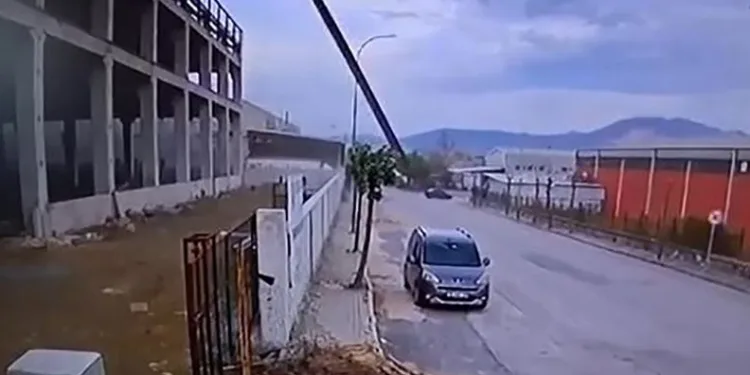 Bursa’da rüzgarın uçurduğu dev çelik parçası araca saplandı