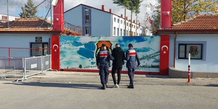 Boğazına bıçak dayayıp hesabına 70 bin lira yatırttı