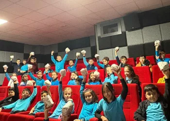 Bekir Aydın’dan öğrencilere sinema hediyesi