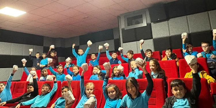 Bekir Aydın’dan öğrencilere sinema hediyesi