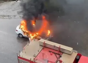 Hatay’da park halindeki otomobil alev alev yandı