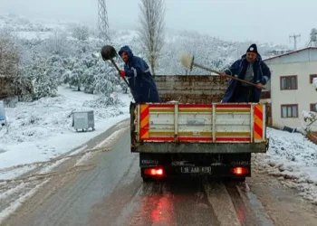 Köy yolları kara karşı tuzlandı