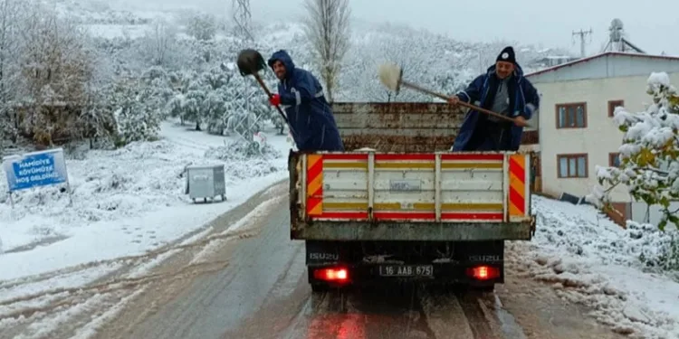 Köy yolları kara karşı tuzlandı