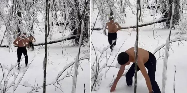 Uludağ’da iki arkadaşın kar banyosu keyfi