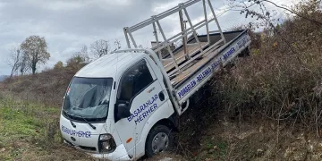 Kamyonet 50 metrelik uçuruma uçtu