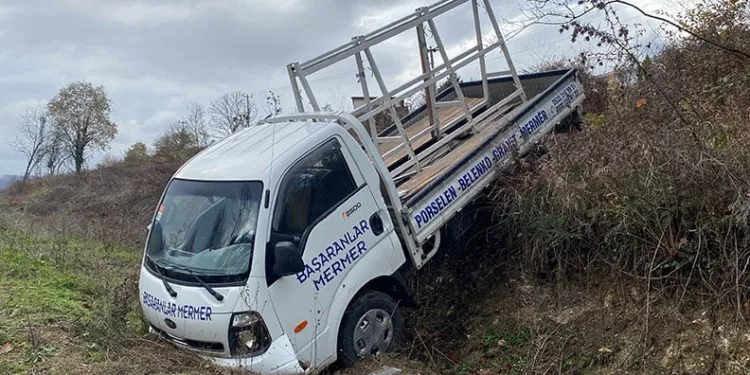 Kamyonet 50 metrelik uçuruma uçtu