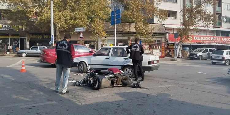 Ters yönden gelen otomobil motosiklete çarptı: 1 ölü