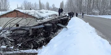 Tokat’ta tır evin bahçesine devrildi: 1 yaralı