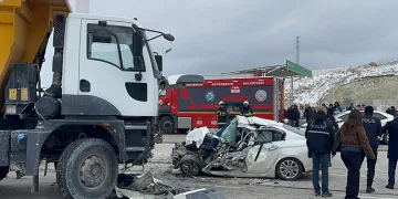 Kamyonla otomobil kafa kafaya çarpıştı