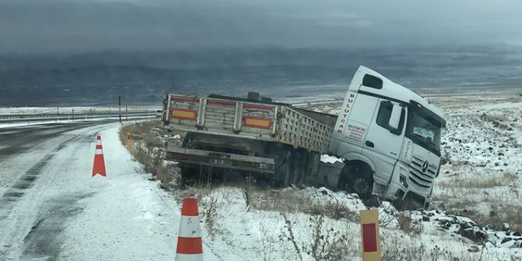 Buzlanan yolda kayan TIR şarampole düştü