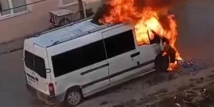 Kırklareli’nde minibüs alev alev yandı
