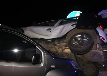 Kazada otomobilde anne ve bebeği kurtarıldı