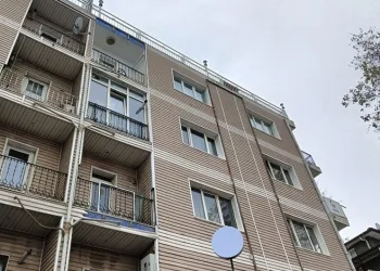 Kavga ettiği ablasını bıçakladı, beşinci kattan atladı